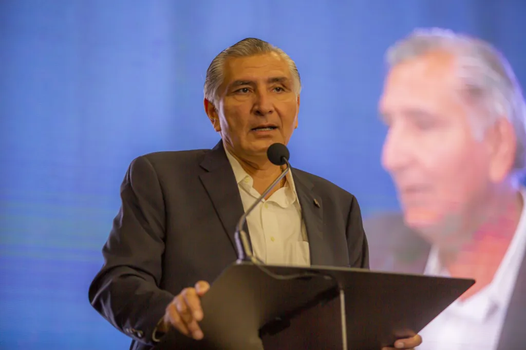 Adán Augusto, secretario de Gobernación, se disculpa con senadores de Morena