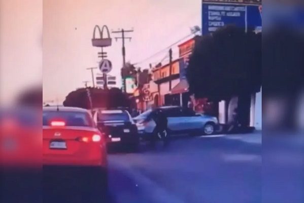 Sujeto roba patrulla mientras policía hacía infracción, en Rosarito, BC #VIDEO