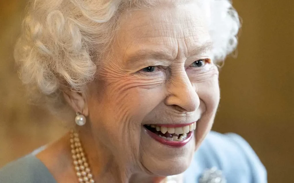 La Reina Isabel II está bajo supervisión; sus médicos están preocupados por su salud