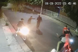 Horda de motociclistas persigue y asalta a hombre en calles de Jalisco #VIDEO