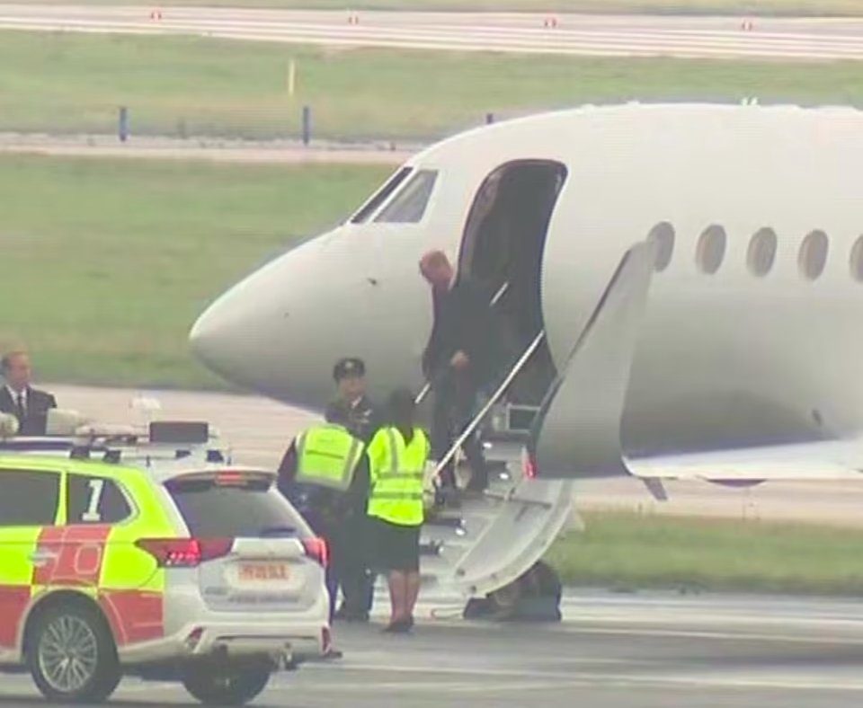 Aterrizan en Aberdeen miembros de la familia real para ver a la reina Isabel II