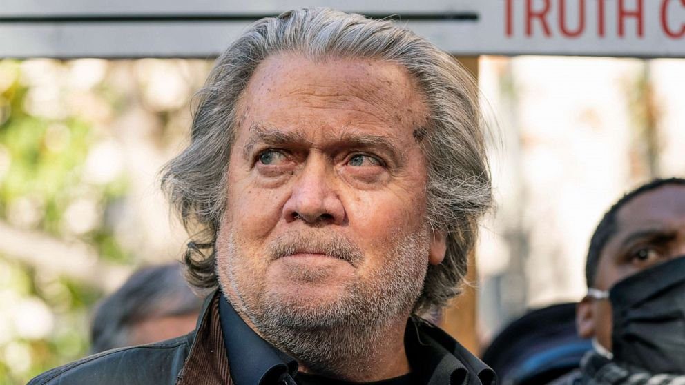 Steve Bannon, aliado de Trump, se entrega a las autoridades de NY
