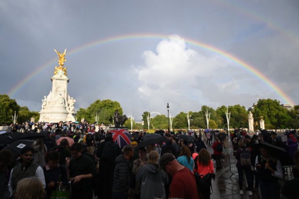 Las multitudes se reúnen frente al Palacio de Buckingham por la reina Isabel II