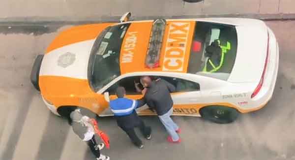 Denuncian a banda de franeleros que obstruye pasos peatonales en CDMX #VIDEO