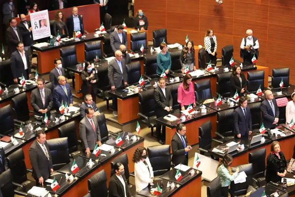 El Senado mexicano guarda un minuto de silencio por la muerte de Isabel II