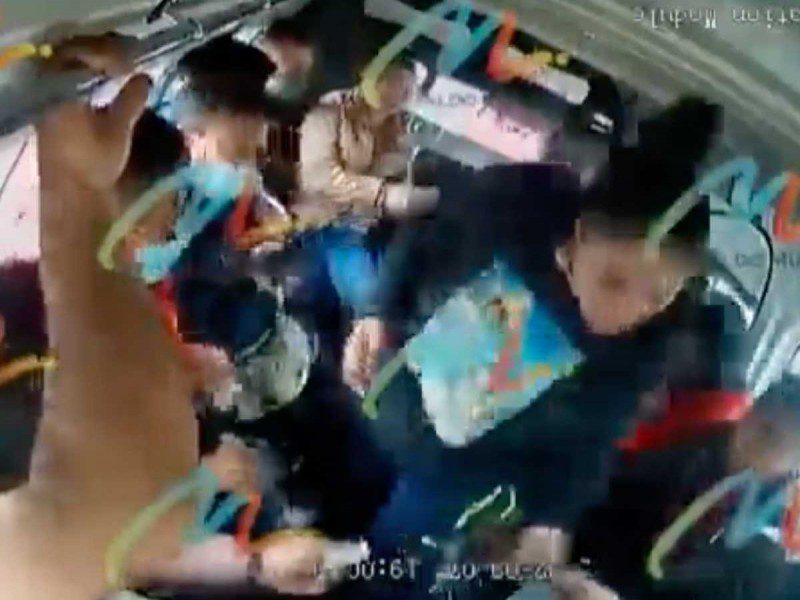 Dos mujeres asaltan una combi en Ecatepec #VIDEO