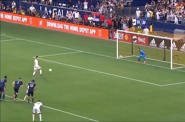 Chicharito Hernández hace el ridículo al fallar penalti que pudo darle el triunfo #VIDEO