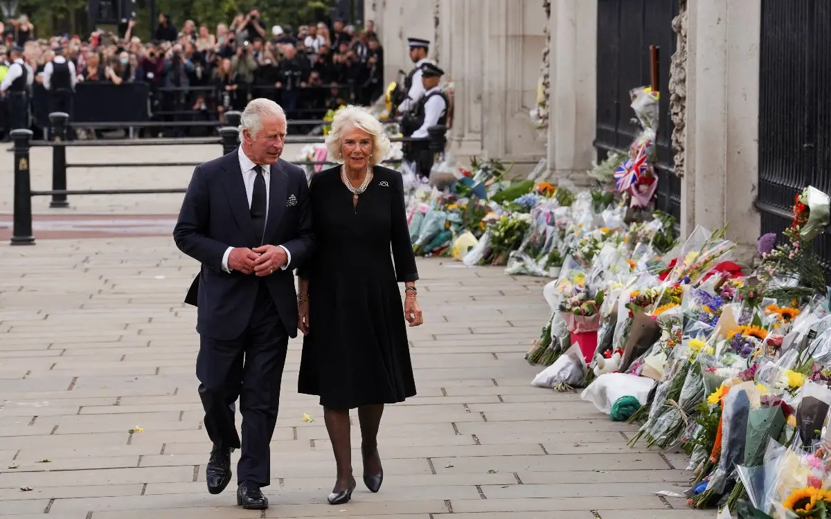 Miles reciben al rey Carlos III a su llegada al Palacio de Buckingham