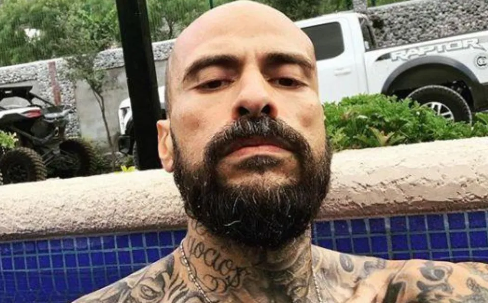 Exnovia de Babo, líder de Cartel de Santa, lo señala de violencia física