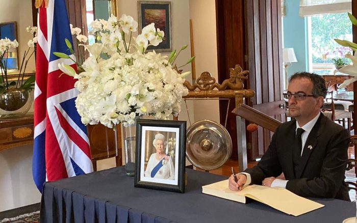 Embajada de Reino Unido en México abre libro de condolencias para despedir a la reina Isabel