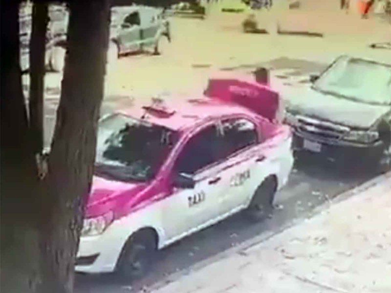 Exhiben a taxista que roba cajas mientras usuario las subía en cajuela #VIDEO