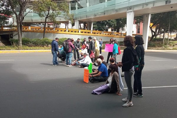 Extrabajadores de Mexicana de Aviación bloquean acceso a Terminal 1 del AICM