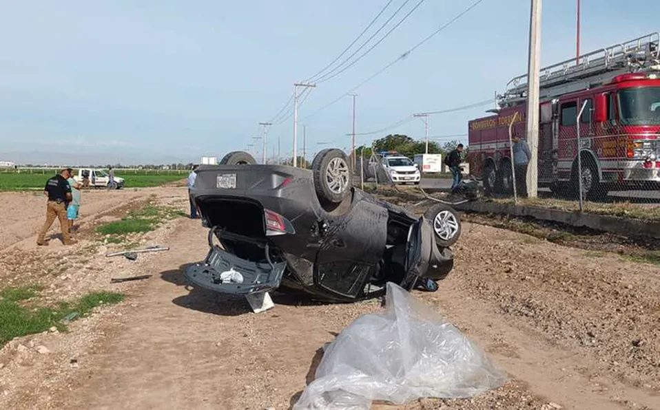 Mujer vuelca al evitar arrollar a un perrito, en Torreón