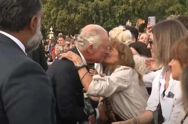 "Le dije, ¿puedo darte un beso?": Mujer se salta el protocolo y besa al rey Carlos III #VIDEO