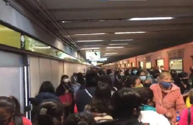 Paraguas en las vías provoca corto circuito en Línea 3 del Metro #VIDEO