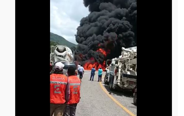Fuerte explosión de pipa en la carretera Guadalajara-Colima #VIDEO