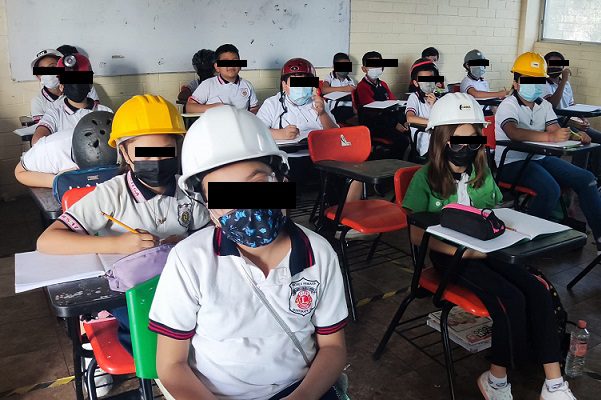 Niños usan casco en primaria de Monterrey por miedo a que techo colapse