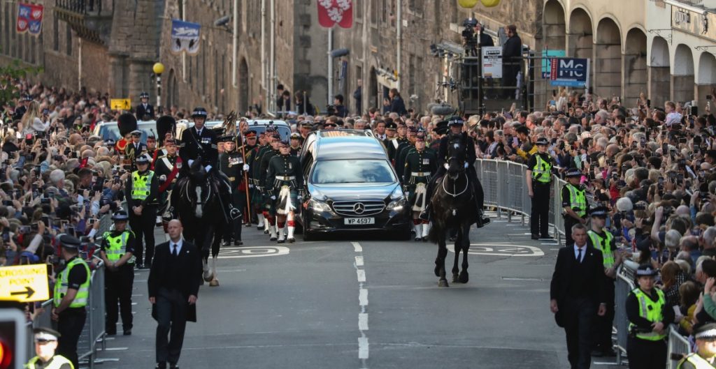 Miles de escoceses despiden a la reina Isabel II durante cortejo fúnebre