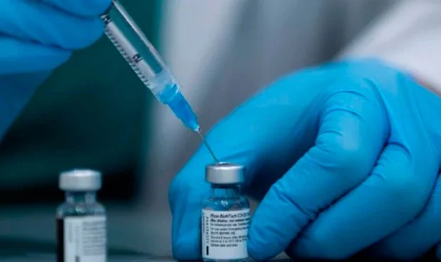 Regulador europeo recomienda autorizar vacuna de Pfizer adaptada a Ómicron