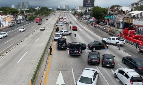 Persecución y balacera por presunto robo de auto en el Paso Express, Cuernavaca