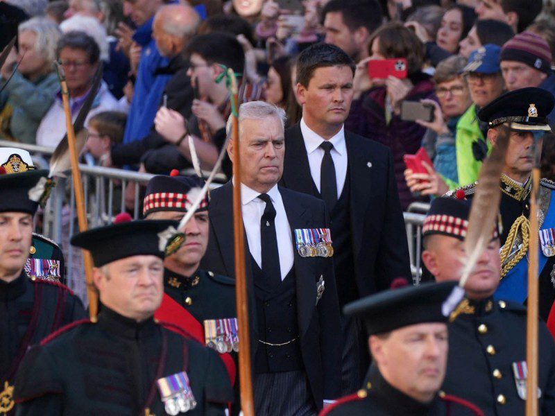 "Anciano enfermo", le gritan al príncipe Andrés durante cortejo fúnebre de Isabel II #VIDEO