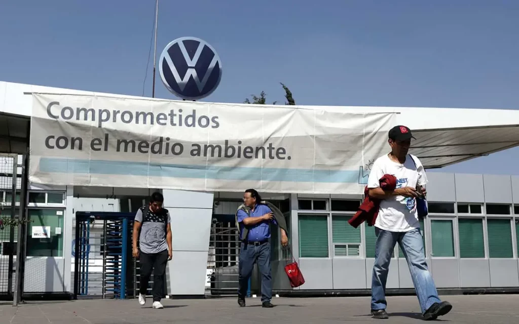 Trabajadores de Volkswagen aceptan convenio sobre aumento salarial y evitan huelga