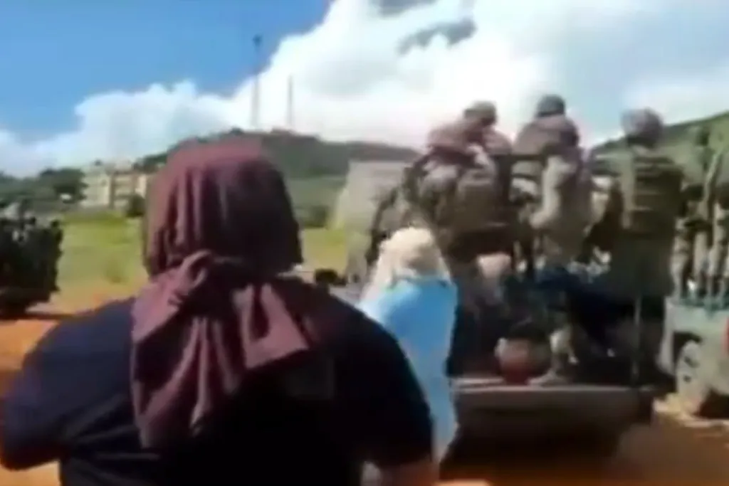 Pobladores corren a elementos del Ejército de Arcelia, Guerrero #VIDEO