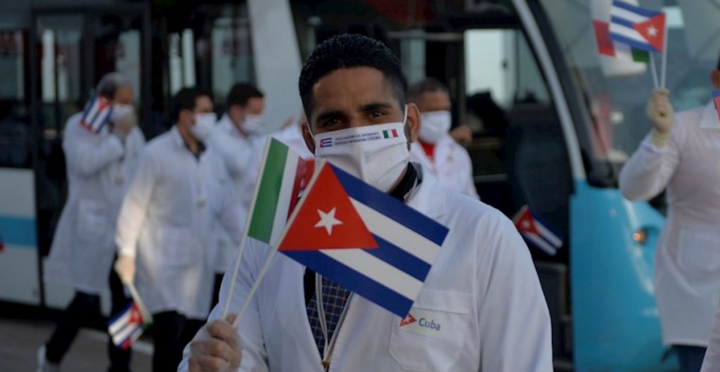 Suman 277 médicos especialistas cubanos trabajando en 7 estados: IMSS