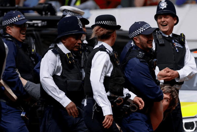 A pesar de arrestos, policía británica asegura que se puede protestar contra la monarquía #VIDEOS