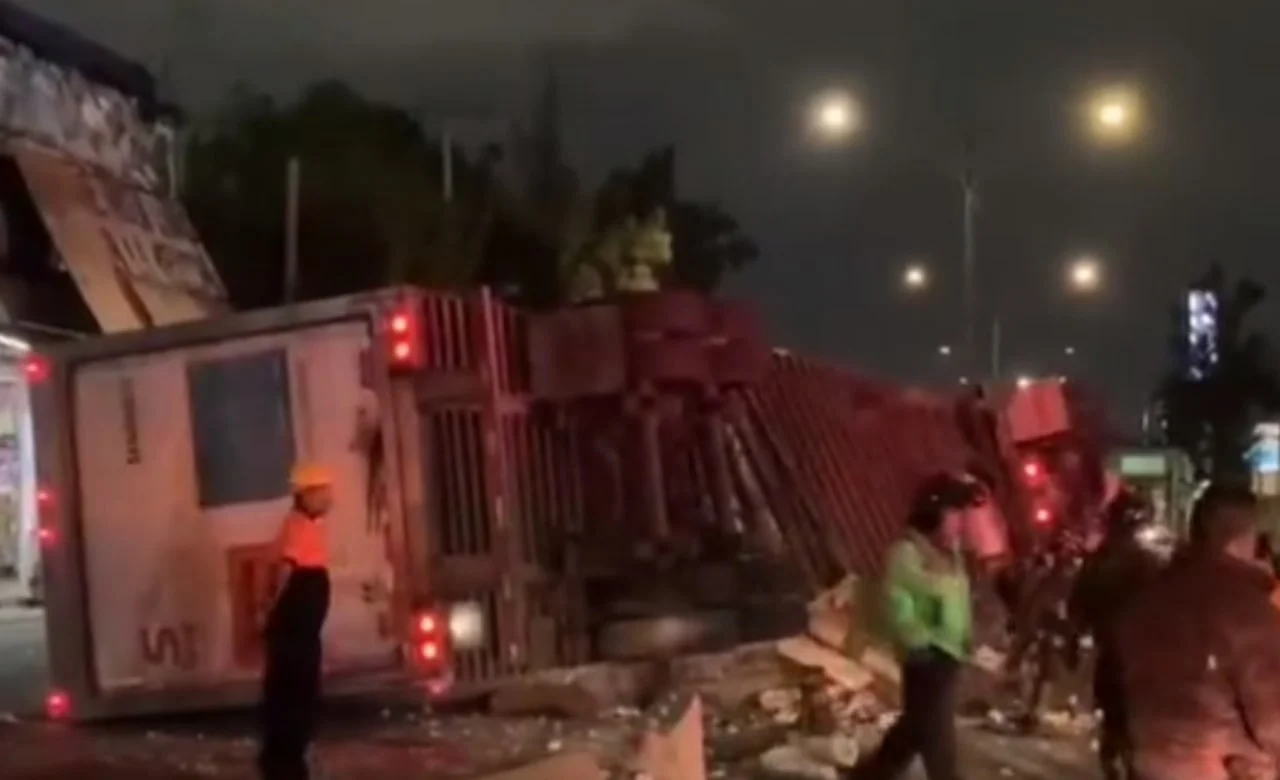 Volcadura de tráiler en Periférico oriente provoca caos vial en Iztapalapa