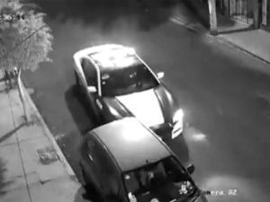 Patrulla choca auto estacionado en calles de CDMX y huye #VIDEO
