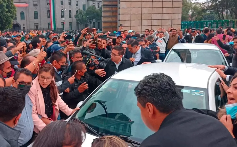 Maestros del CNTE cerraron paso a auto de AMLO exigiendo garantías laborales