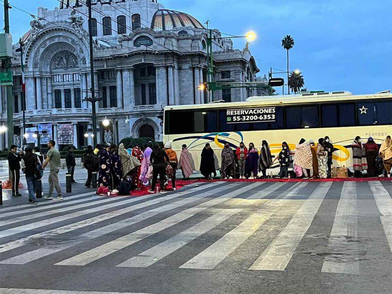Cumple 20 horas bloqueo de normalistas en Eje Central y avenida Juárez