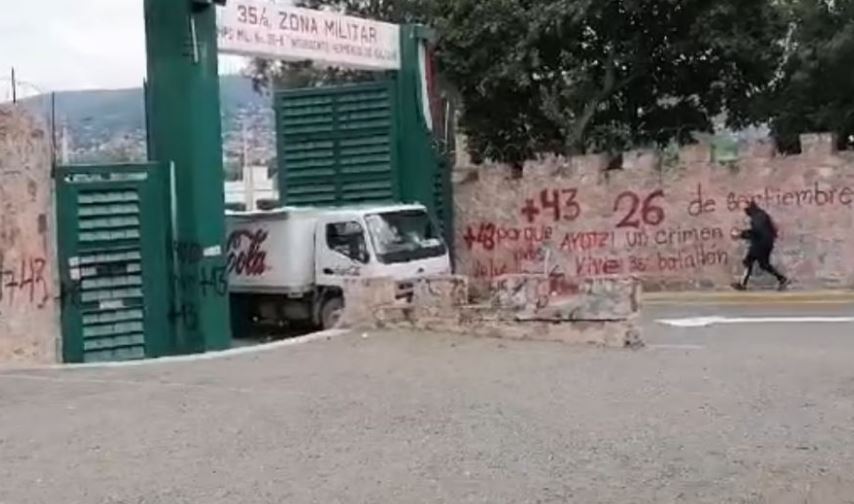 Normalistas de Ayotzinapa vandalizan entrada de cuartel militar en Guerrero #VIDEO