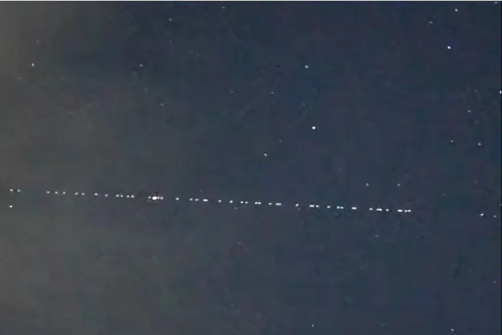 Norteños confunden tren satelital de Elon Musk con OVNIs #VIDEOS