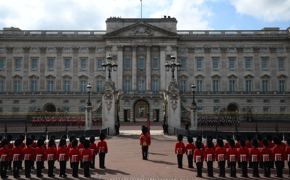 Miles presencian el paso del cortejo fúnebre de la reina Isabel II en Londres