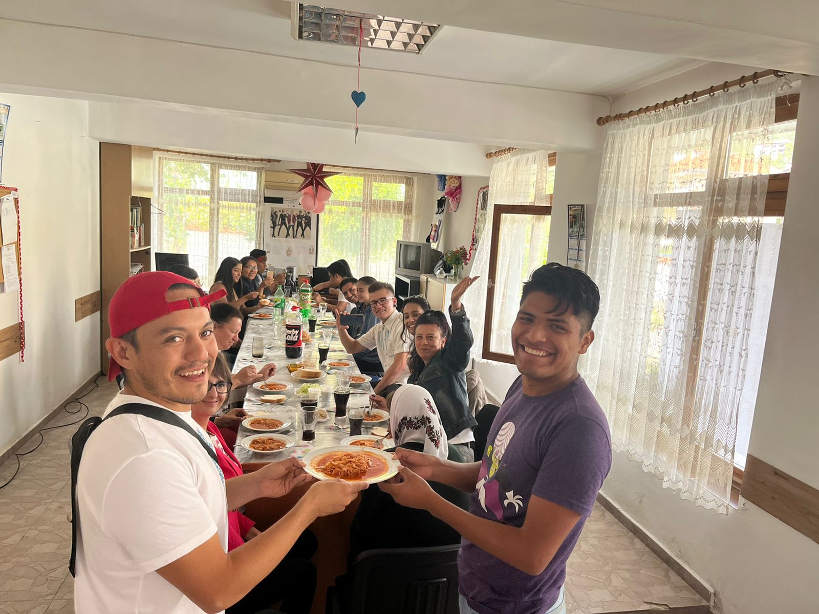 Regresan a México 17 bailarines varados en Bulgaria