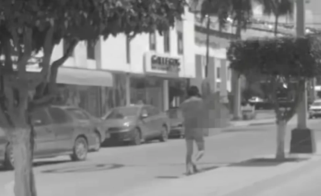 Obligan a caminar semidesnudo a supuesto ladrón en Guamúchil, Sinaloa #VIDEO
