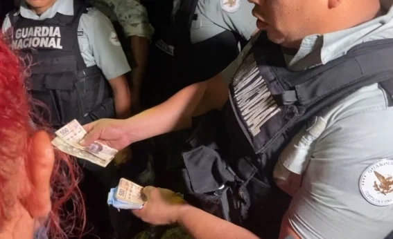 Elemento de la GN "confisca" dinero a vendedor en Tamaulipas y pobladores bloquean carretera