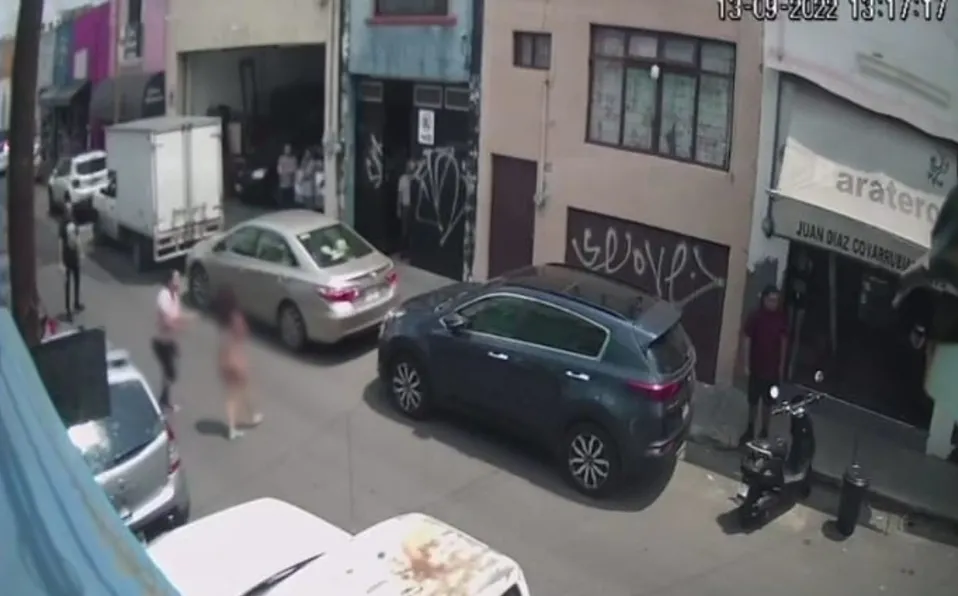 Desnudan a mujer en calles de Guadalajara tras robar una tienda
