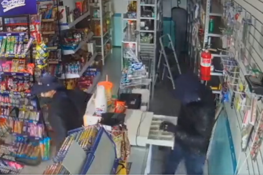 Pareja somete empleada durante asalto a tienda en Hidalgo #VIDEO
