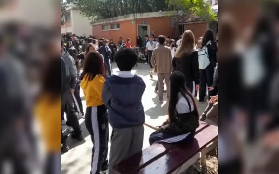 Alumnas de preparatoria pelean en escuela de Baja California #VIDEO