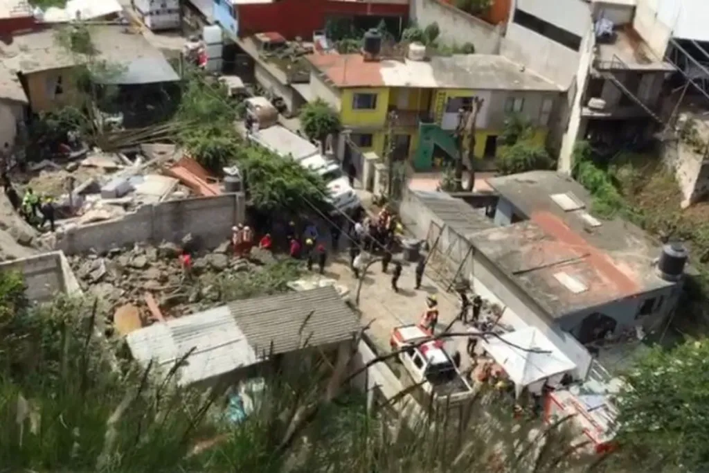 Derrumbe de paredón sepulta viviendas en Cuernavaca; hay personas atrapadas #VIDEOS