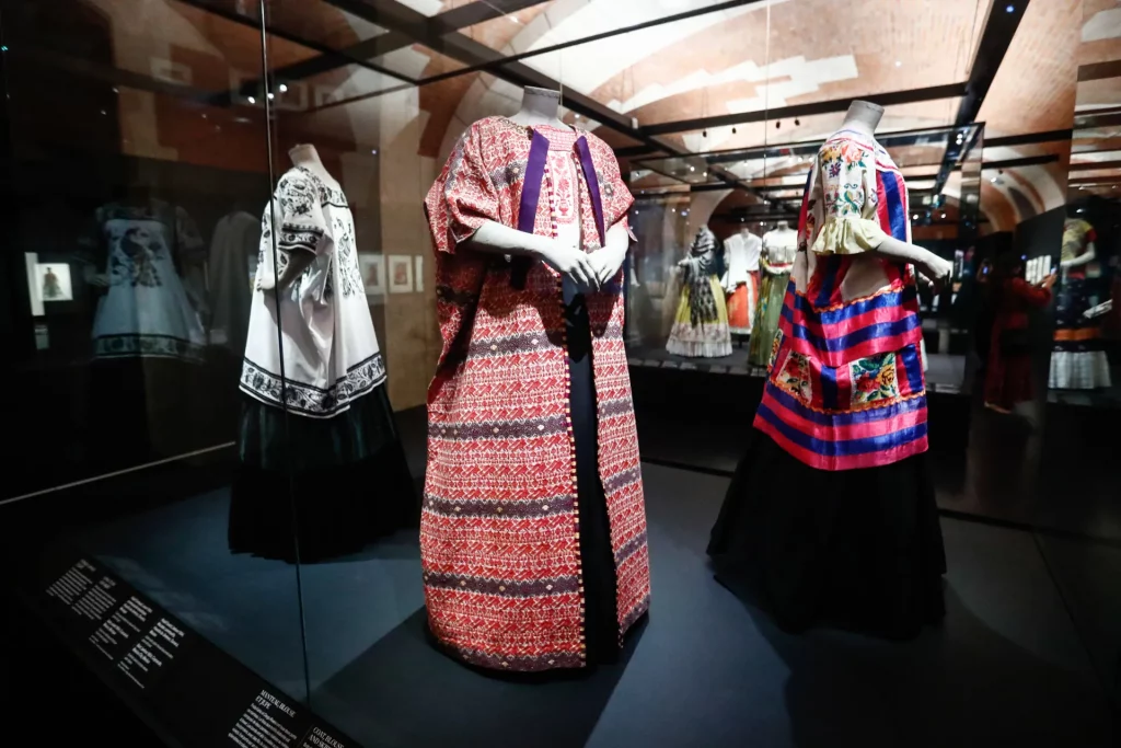 El Museo de la Moda de París expone más de 200 objetos de Frida Kahlo #VIDEO