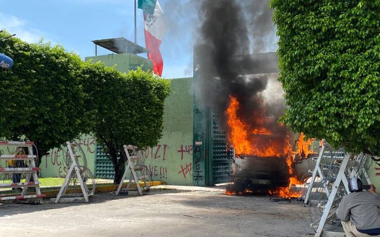 Normalistas vandalizan por segundo día consecutivo instalaciones del Ejército en Guerrero