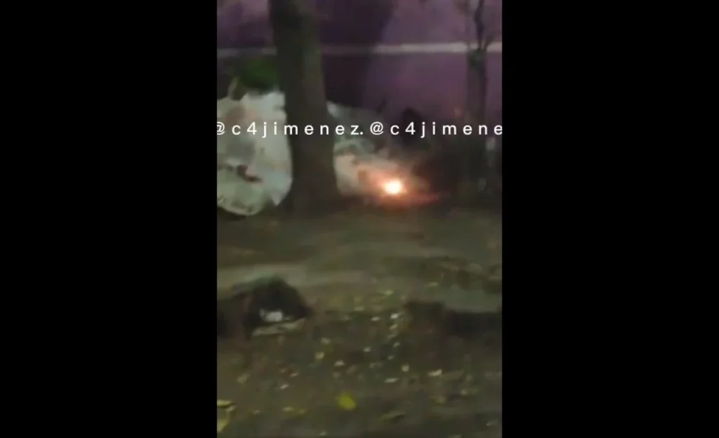 Sujetos se graban lanzando cohete a persona en situación de calle en Iztacalco #VIDEO
