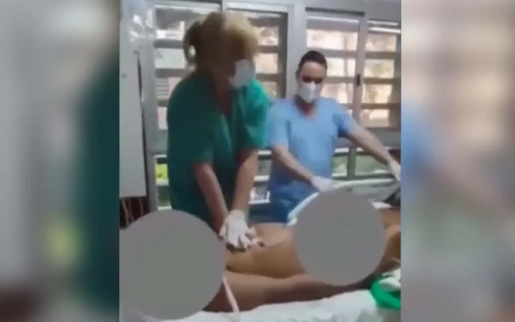 Entre risas y aplausos, médicos se graban mientras reaniman a un paciente