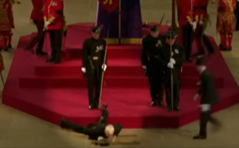 Guardia real se desmaya frente a féretro de la reina Isabel II #VIDEO