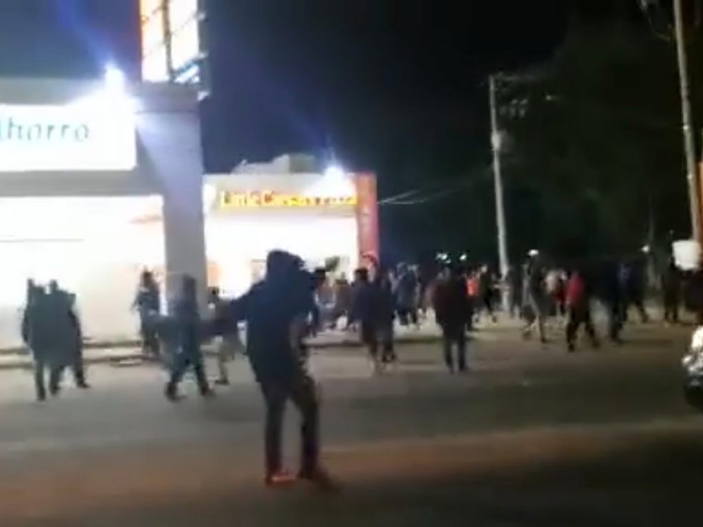 Con piedras y balazos desalojaron a manifestantes que bloquearon carretera en Oaxaca