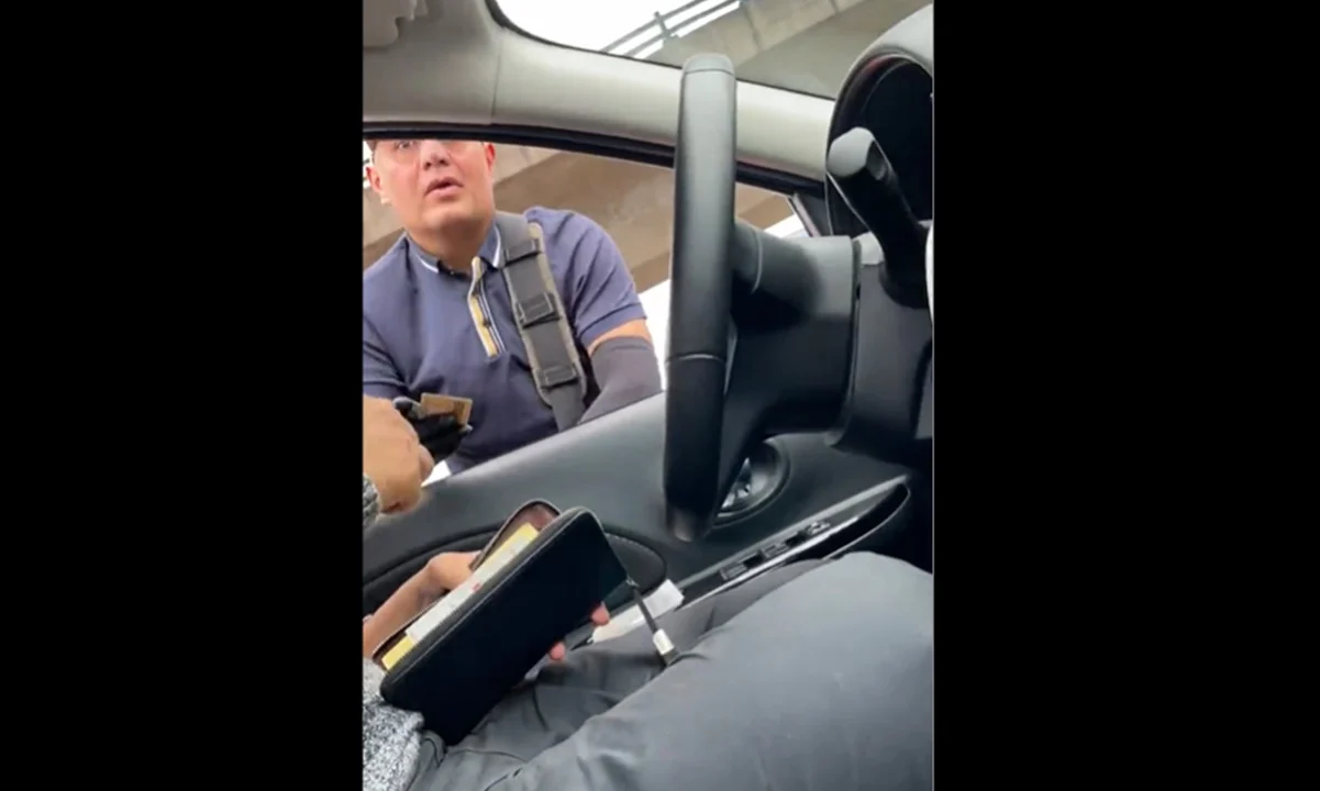 Policía de Edomex sin uniforme intenta detener a chofer colombiano #VIDEO